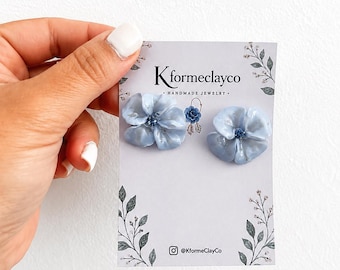 Pendientes delicados de flores, pendientes florales para el día a día, pendientes ligeros de arcilla polimérica, pendientes botánicos minimalistas, regalo para ella.