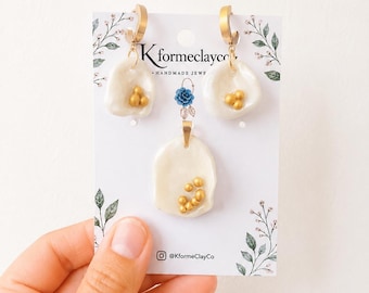 Set di orecchini e ciondolo in argilla polimerica Nacre Glow - Avorio / Gioielli dorati fatti a mano / Gioielli da sposa minimalisti / Elegante regalo estivo per H