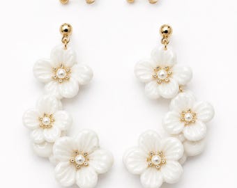 Pendientes llamativos con diseño floral blanco / Joyería nupcial hecha a mano con arcilla polimérica