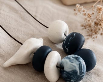 Collar minimalista con mensaje / Joyería de arcilla polimérica en blanco y negro