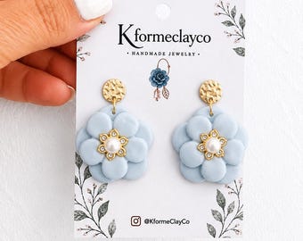Pendientes delicados de flores, pendientes florales para el día a día, pendientes ligeros de arcilla polimérica, pendientes botánicos minimalistas, regalo para ella.