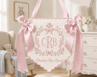 Personalisierte gestickte Namen Banner, benutzerdefinierte Monogramm Kinderzimmer Bogen Zeichen, Baby Mädchen Krippe Banner, Erbstück Stoffgirlande, Babypartygeschenk