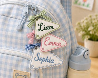 Personalizowany haftowany identyfikator z proporczykiem do plecaka dla dzieci, spersonalizowana zawieszka do torby w kratkę gingham, uroczy dodatek do torby szkolnej, prezent dla malucha