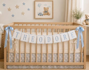 Personalisierte Baby Name Banner, individuell gestickte Kinderzimmer Girlande, Junge Mädchen Krippe Banner, Baby-Dusche-Dekor, Jakobsmuschel Wimpelkette