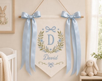 Kundenspezifische gestickte Monogramm-Fahne, personalisierte Baby-Namensflagge, Blumenkinderzimmer-Wanddekoration, Schleifen-Namensschild für Babyzimmer