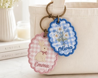Portachiavi personalizzato con nome ricamato, targhetta per borsa a quadretti, ciondolo personalizzato con coniglietto e fiori, accessorio regalo per zaino per bambini.