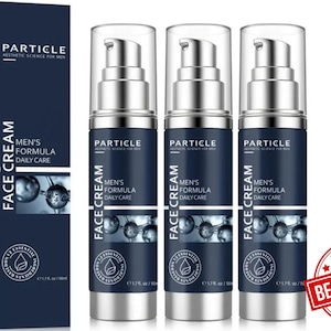 Puede incluir: Tres frascos de crema facial Particle Men's Formula Daily Care con una caja a juego. Los frascos son de color azul oscuro con detalles plateados y un dispensador de bomba. La caja y los frascos tienen el texto "FACE CREAM" y "MEN'S FORMULA DAILY CARE". Una pegatina de "BEST SELLER" est&aacute; en la parte inferior derecha.