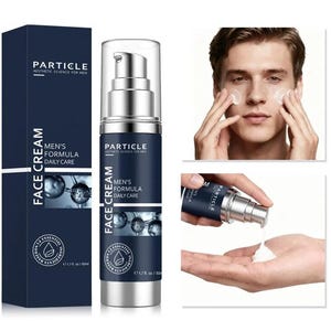 Puede incluir: Una caja azul oscuro y un frasco con bomba plateada de Particle Men's Formula Face Cream. La caja y el frasco presentan el texto "Particle Aesthetic Science for Men" y "Men's Formula Daily Care". La imagen tambi&eacute;n muestra a un hombre aplic&aacute;ndose la crema.