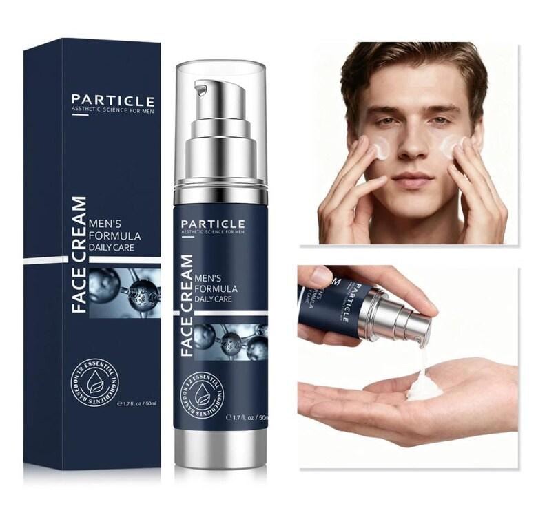 Puede incluir: Una caja azul oscuro y un frasco con bomba plateada de Particle Men's Formula Face Cream. La caja y el frasco presentan el texto "Particle Aesthetic Science for Men" y "Men's Formula Daily Care". La imagen tambi&eacute;n muestra a un hombre aplic&aacute;ndose la crema.