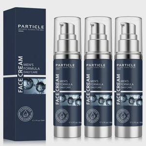 Puede incluir: Tres frascos de crema facial plateados y azul marino con tapas de bomba transparentes se muestran junto a una caja azul marino. La caja y los frascos tienen el texto "Particle Aesthetic Science for Men" y "Men's Formula Daily Care". Los frascos son de 50 ml.