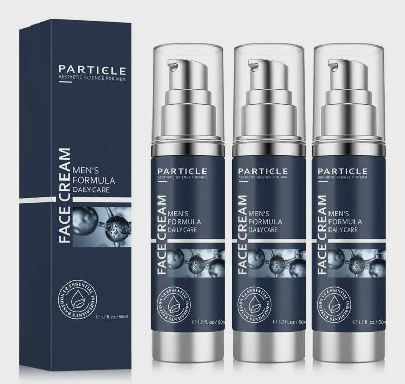 Puede incluir: Tres frascos de crema facial plateados y azul marino con tapas de bomba transparentes se muestran junto a una caja azul marino. La caja y los frascos tienen el texto "Particle Aesthetic Science for Men" y "Men's Formula Daily Care". Los frascos son de 50 ml.