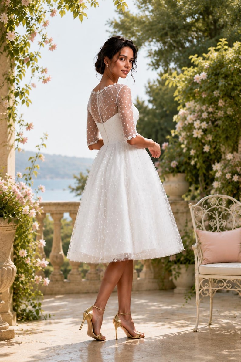Robe de mariee midi a pois annees 50 manches tulle