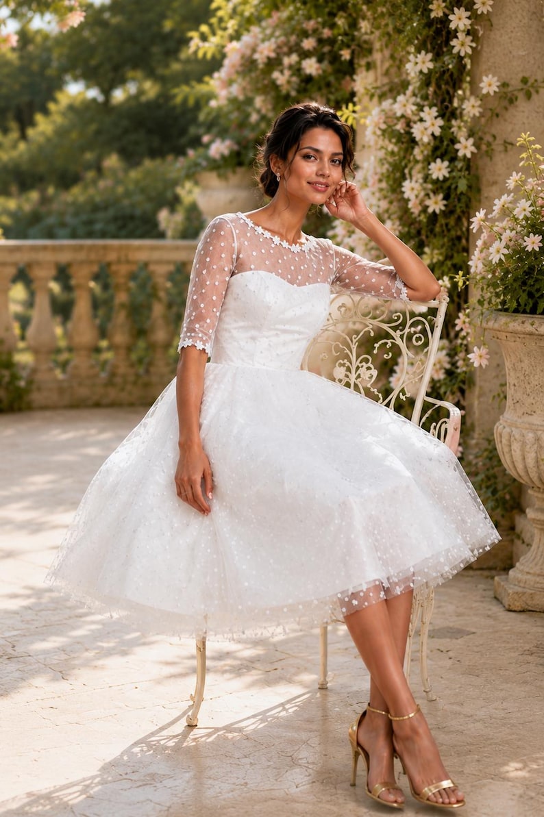 Robe de mariee midi a pois annees 50 manches tulle