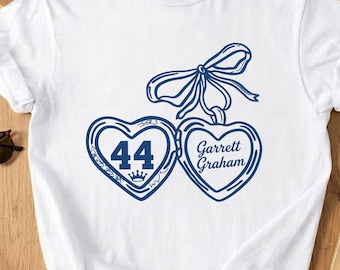 Noeud de coeur de hockey PNG, conception de numéro de joueur romantique sport bleu, sublimation de hockey sur glace coquette, fichier chemise livresque, Graham Wells, hors campus