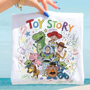 Toy Story Kids PNG digital fil, barnslig teckning Woody Buzz Alien Rex tröja design, Disney familjesemester 2026 nedladdning