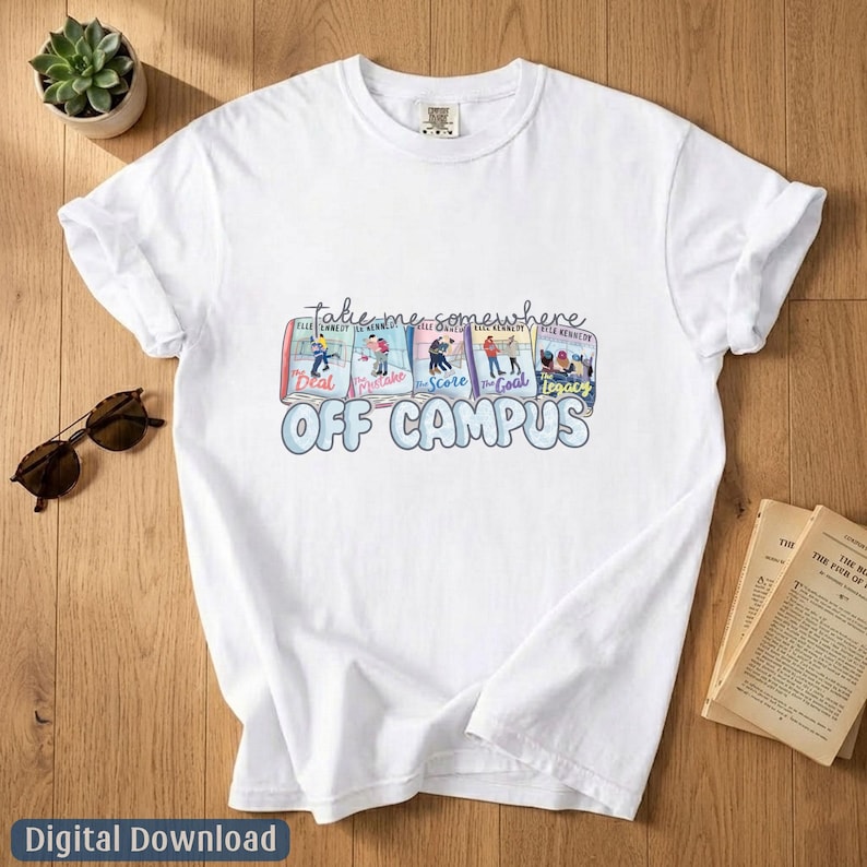 Peut inclure: Un t-shirt blanc &agrave; manches courtes avec une impression graphique de cinq couvertures de livres, le texte "take me somewhere" et "OFF CAMPUS" en bleu. Le motif inclut des illustrations de couples sur chaque couverture de livre.