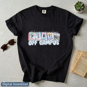 Peut inclure: Un t-shirt noir &agrave; manches courtes avec une impression graphique de cinq couvertures de livres intitul&eacute;es The Deal, The Mistake, The Score, The Goal et The Legacy, avec le texte "take me somewhere" et "OFF CAMPUS" en bleu clair.