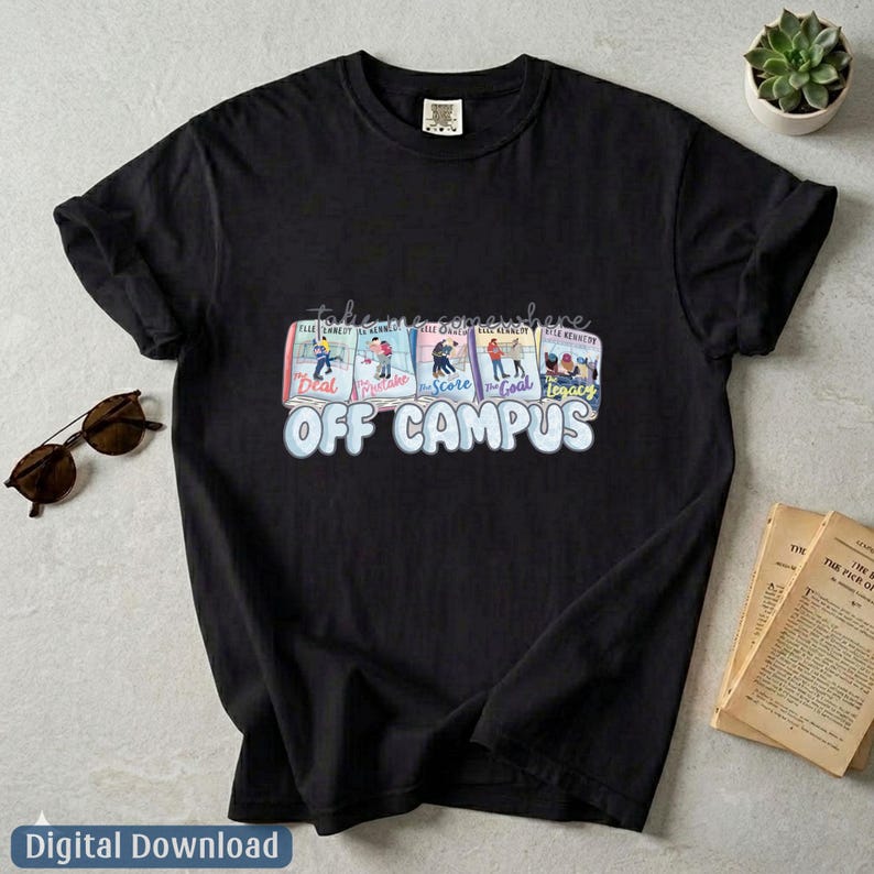 Peut inclure: Un t-shirt noir &agrave; manches courtes avec une impression graphique de cinq couvertures de livres intitul&eacute;es The Deal, The Mistake, The Score, The Goal et The Legacy, avec le texte "take me somewhere" et "OFF CAMPUS" en bleu clair.