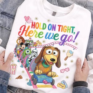 „Hold On Tight Here We Go“ (PNG), Disney Pixar Toy Story Achterbahn-Shirt-Design, süße Sublimationsdatei für einen Freizeitparkausflug