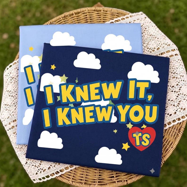 Puede incluir: Dos lienzos cuadrados con tem&aacute;tica de cielo, nubes blancas y estrellas amarillas. El lienzo azul oscuro muestra el texto amarillo "I KNEW IT, I KNEW YOU" sobre un coraz&oacute;n rojo con las letras "TS". El lienzo azul claro muestra texto parcial.