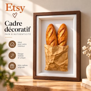 Peut inclure: Un cadre décoratif rectangulaire avec une bordure marron foncé et un intérieur blanc. À l'intérieur, deux baguettes dorées sont partiellement insérées dans un sac en papier froissé marron clair, créant un effet visuel en relief.