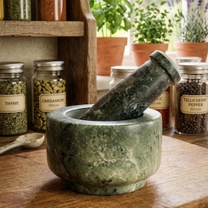 Juego de mortero y maja de mármol verde, molinillo de especias artesanal para uso en la cocina.