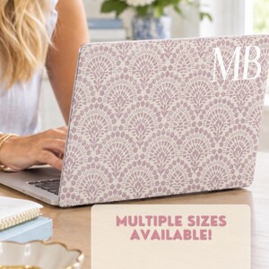 Peut inclure: Un autocollant pour ordinateur portable avec un motif floral répétitif en forme d'éventail mauve et blanc, avec les lettres monogrammes blanches MB dans le coin supérieur droit. Un panneau affiche le texte MULTIPLE SIZES AVAILABLE!