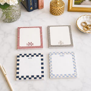 Bloco de notas com monograma para universitária, personalizado para mesa de dormitório, presente para escritório, material escolar personalizado, ideia de presente para novo emprego por menos de 20 dólares para professoras.