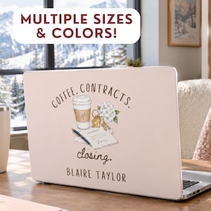 Könnte beinhalten: Ein heller Laptop-Aufkleber mit einer Aquarellillustration eines Kaffeebechers, eines Hausschlüssels, eines Stifts, eines mit CONTRACT beschrifteten Dokuments und Blumen. Der Text lautet COFFEE. CONTRACTS. closing. BLAIRE TAYLOR. Ein Banner zeigt MULTIPLE SIZES & COLORS!