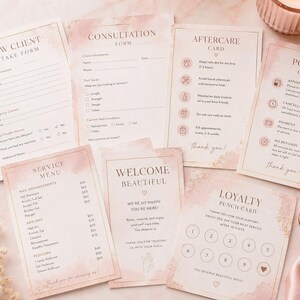 Könnte beinhalten: Ein Set aus gedruckten Visitenkarten und Formularen für Nagelstudios mit einem zartrosa Aquarelldesign. Die Sammlung umfasst ein Kundenaufnahmeformular, ein Beratungsformular, eine Pflegeanleitung, eine Richtlinienkarte und eine Preisliste.
