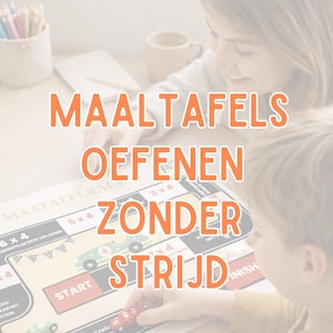 Könnte beinhalten: Ein Brettspiel mit dem Text "MAALTAFELS OEFENEN ZONDER STRIJD" in Orange. Das Spielbrett zeigt ein Rennstreckendesign mit grünen und roten Spielzeugautos. Eine Person und ein Kind spielen das Spiel.