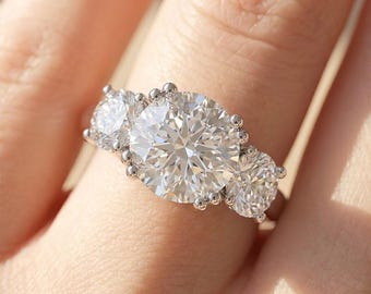 Anello solitario a tre pietre di moissanite, in argento sterling 925, taglio rotondo, ideale come fede nuziale o anello di fidanzamento.