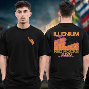 Peut inclure: Un t-shirt noir à manches courtes avec un petit logo phénix orange sur la poitrine gauche. Le dos présente un grand graphique de formations rocheuses avec le texte ILLENIUM, RED ROCKS, 2026 et ONE NIGHT ONLY en orange et rose.