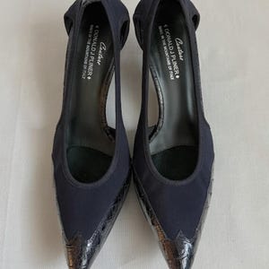Décolleté Donald J Pliner Couture Charo, taglia 10, blu navy intenso elasticizzato e con inserti in pelle di alligatore. immagine 2