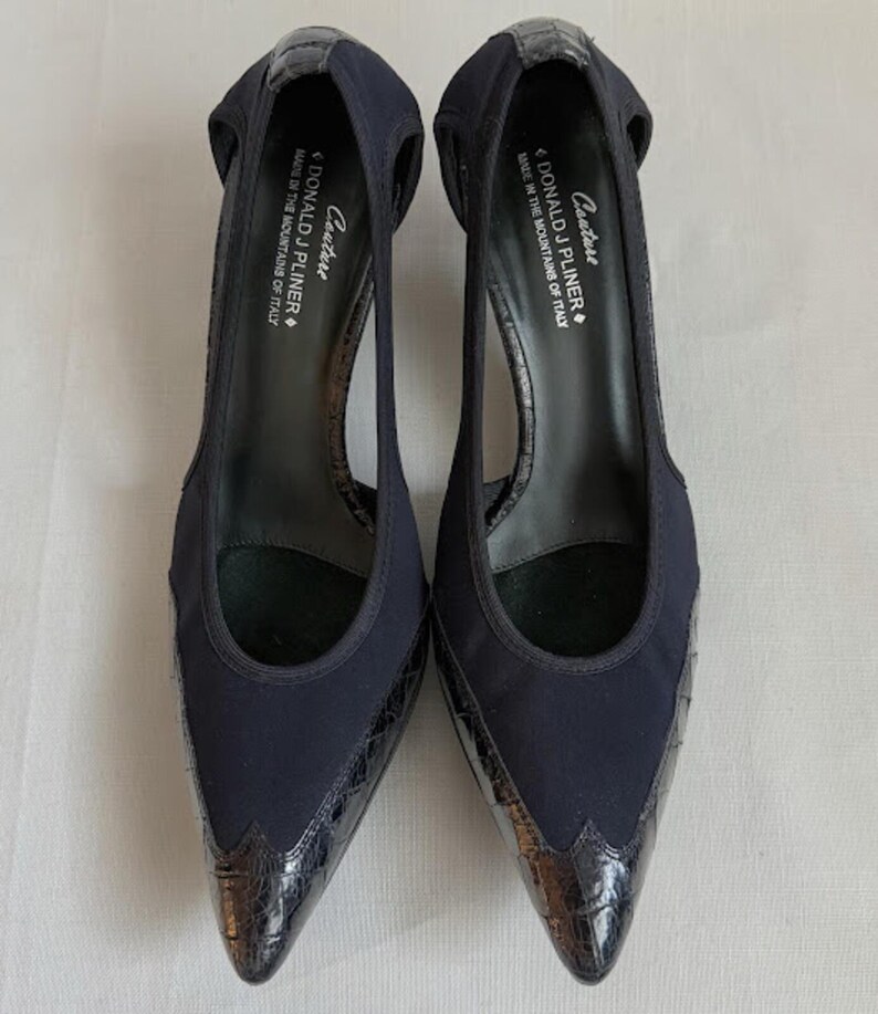 Décolleté Donald J Pliner Couture Charo, taglia 10, blu navy intenso elasticizzato e con inserti in pelle di alligatore. immagine 2