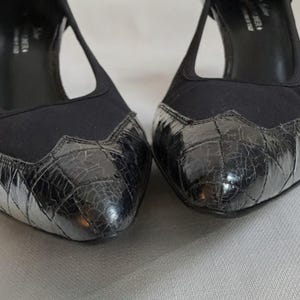 Décolleté Donald J Pliner Couture Charo, taglia 10, blu navy intenso elasticizzato e con inserti in pelle di alligatore. immagine 7