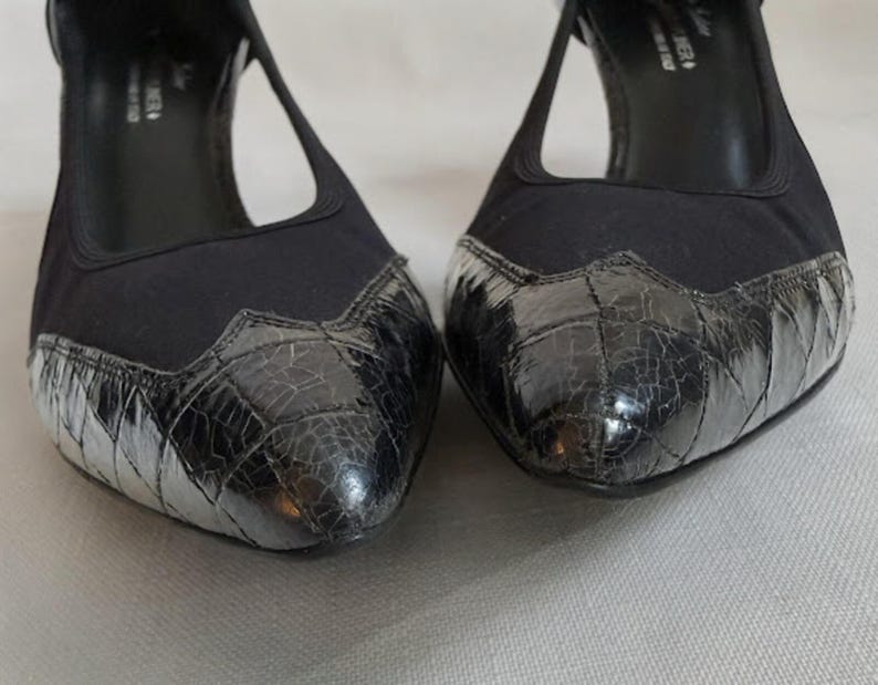 Décolleté Donald J Pliner Couture Charo, taglia 10, blu navy intenso elasticizzato e con inserti in pelle di alligatore. immagine 7