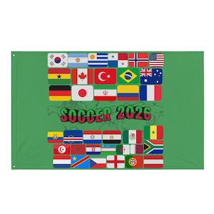 Puede incluir: Bandera verde con el texto "SOCCER 2026" y varias banderas nacionales. Las banderas incluyen las de España, Canadá, Brasil y otras, que representan a los países participantes.