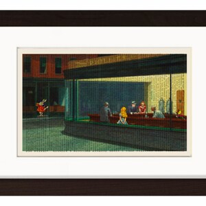 Könnte beinhalten: Ein Gemälde einer Diner-Szene mit einem weißen Kaninchen, das draußen steht. Der Diner heißt "Nighthawks" und hat eine grüne Markise. Vier Personen sitzen an der Theke im Diner.