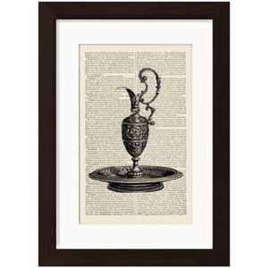 Pode incluir: Uma ilustração em preto e branco de um jarro e uma tigela vintage numa página de um livro. O jarro tem um design ornamentado e uma pega. A tigela é redonda e tem uma borda elevada. O texto na página está em francês.