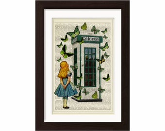 Alicia con cabina telefónica irlandesa con mariposas impresas en diccionario de página vintage reciclado o página de enciclopedia