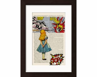 Alice Meets Roy Lichtensteins Whamm Print auf upcycled 1890er Französisch Wörterbuch Seite Mischtechnik Original Digitaldruck