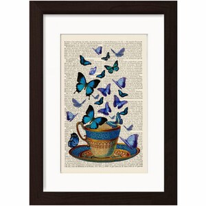 Niebieski kubek z niebieskimi motylami Nadruk na odnowionej stronie francuskiego słownika z lat 80. XIX wieku Strona vintage Technika mieszana