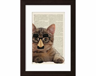 Katze mit Groucho Maske Druck auf Vintage (1880) Upcycled Wörterbuchseite