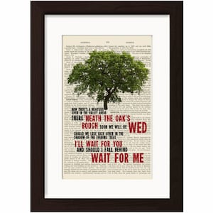 Può includere: Una pagina di libro vintage con un'illustrazione di albero verde e testo rosso che dice "NOW THERE'S A BEAUTIFUL RIVER IN THE VALLEY AHEAD THERE 'NEATH THE OAK'S BOUGH SOON WE WILL BE WED SHOULD WE LOSE EACH OTHER IN THE SHADOW OF THE EVENING TREES I'LL WAIT FOR YOU AND SHOULD I FALL BEHIND WAIT FOR ME"