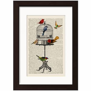 Kolorowe ptaki z nadrukiem w klatce w stylu vintage na stronie z książki z recyklingu w słowniku angielsko-francuskim z lat 1900., technika mieszana, cyfrowa