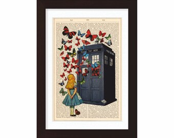Alice con mariposas en The Dr Who Tardis Phone Box Print Dictionary Art medios mixtos