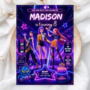 Op de afbeelding: Een levendige verjaardagsuitnodiging met een neon thema. De uitnodiging toont de naam "MADISON" en de tekst "is turning 8." Het bevat illustraties van drie gestileerde figuren, een kat die keyboard speelt en een taart. Evenementdetails zijn ook inbegrepen.