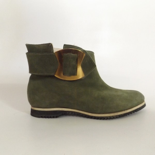 vintage 70s green suede ankle boots | size 6.5 US ladies | mod large buckle winter snow booties | 1970s modern leather faux fur lined shoes