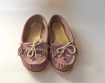 80s purple leather moccasins, size 8.5, lavender thunderbird beaded mocs, slip on woven flat slippers, vintage 1980s hippie boho shoes